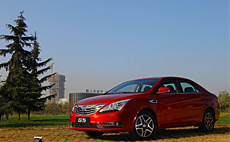 停靠路边开门请当心！用对姿势安全开车门